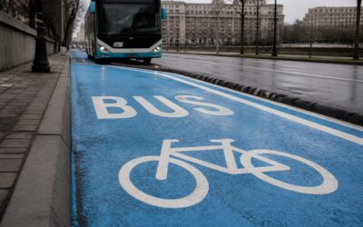 Bicicliștii din Piața Națiunilor Unite circulă pe aceeași bandă cu autobuzele