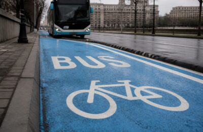 Bicicliștii din Piața Națiunilor Unite circulă pe aceeași bandă cu autobuzele