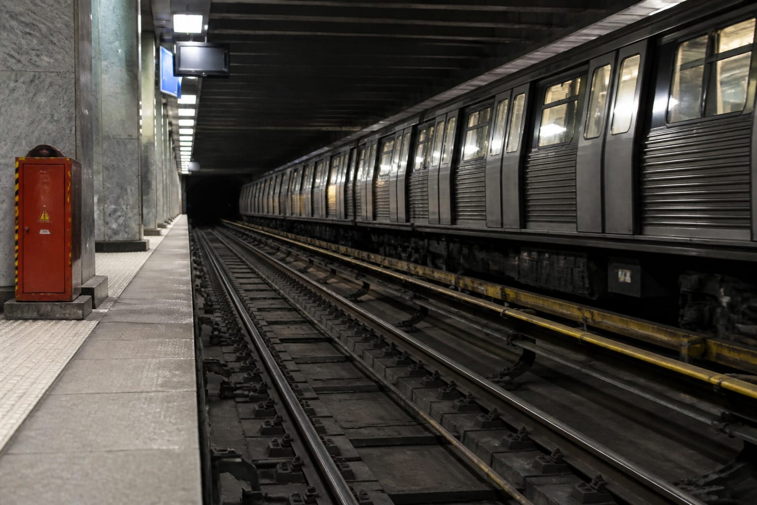 Metroul din București riscă să fie oprit din cauza unei datorii de peste 11,5 milioane de lei la electricitate