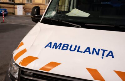 Șoferul unei ambulanțe din Cluj a fost operat de urgență după un atac cu bâte și topoare