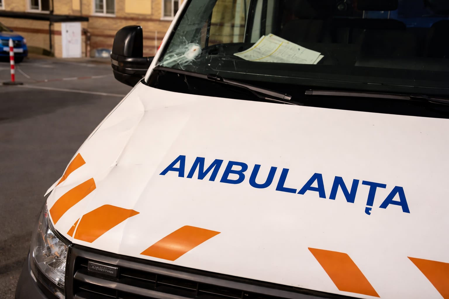 Șoferul unei ambulanțe din Cluj a fost operat de urgență după un atac cu bâte și topoare