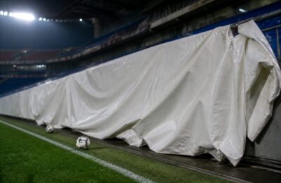 Lyon a învins Rennes cu 4-0 și a urcat pe locul secund. Un banner ofensator a întrerupt meciul