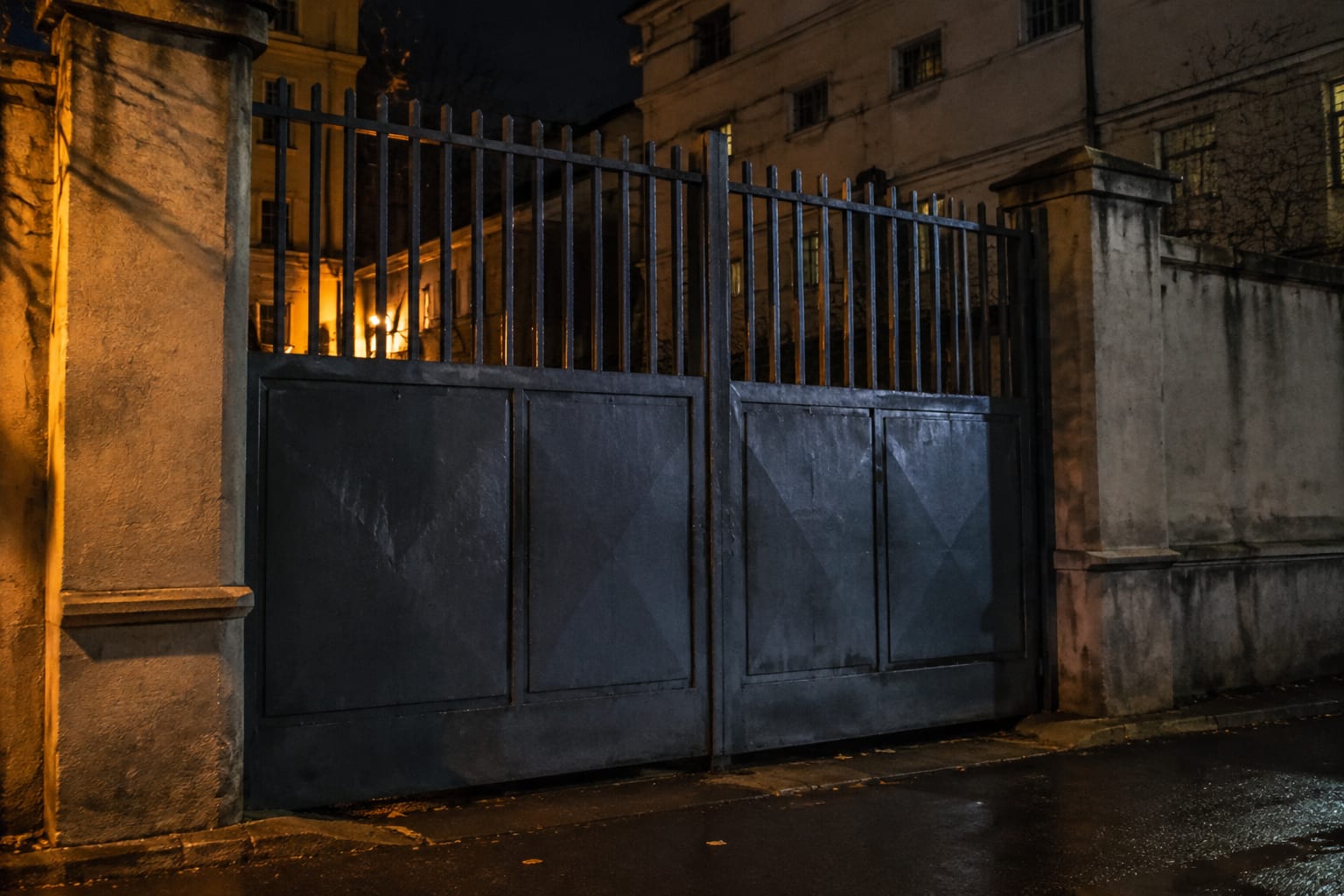 Poarta metalică închisă