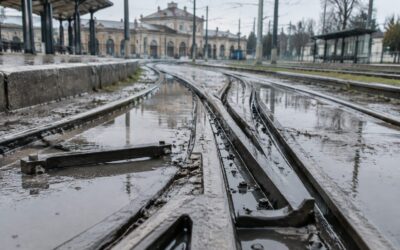 Vatmanii ieșeni verifică manual direcția macazurilor inundate, uneori băgând mâna în apă
