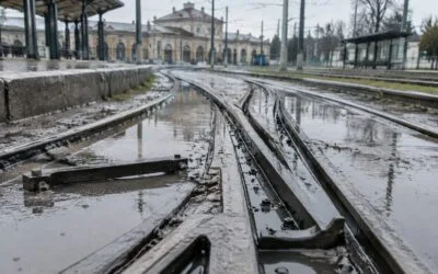 Vatmanii ieșeni verifică manual direcția macazurilor inundate, uneori băgând mâna în apă