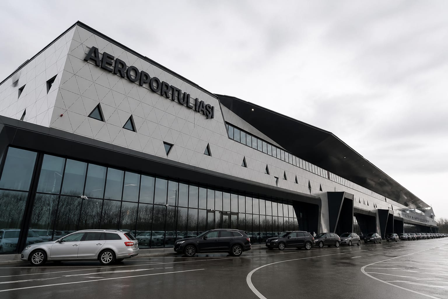 O vedere exterioară a terminalului de la Aeroportul Internațional Iași