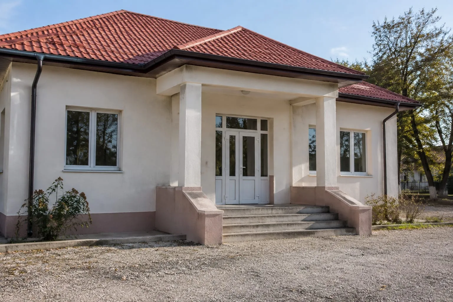 Clădire cu acoperiș din țiglă metalică